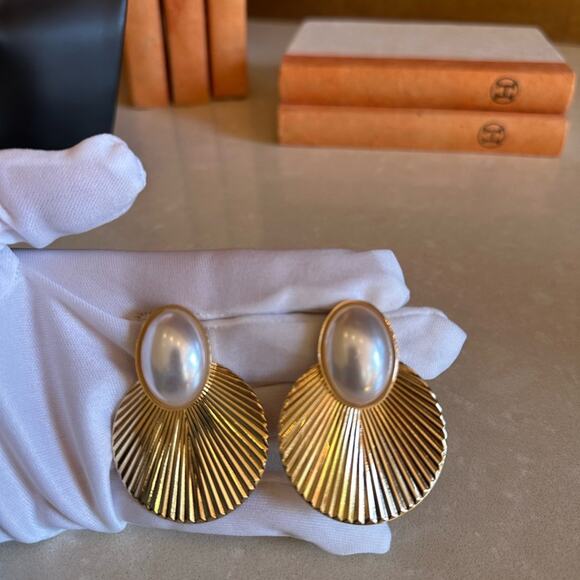 Gold Shell Earrings with Pearl Accent- vintage luxury bohemian style - Picture 3 of 6